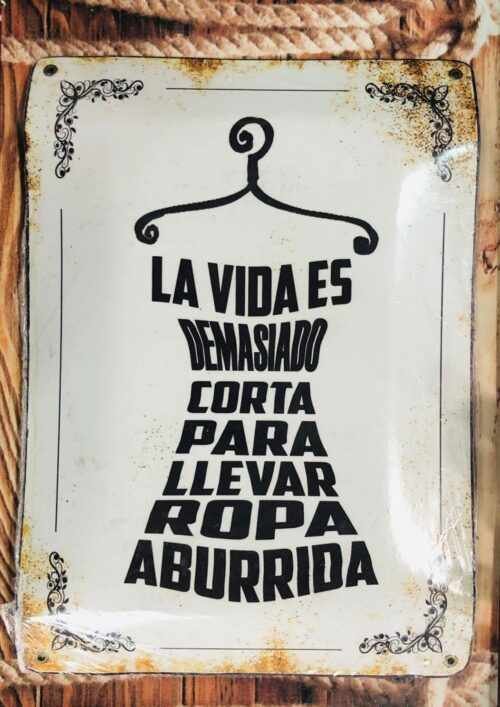 LA VIDA ES DEMASIADO CORTA PARA LLEVAR ROPA ABURRIDA