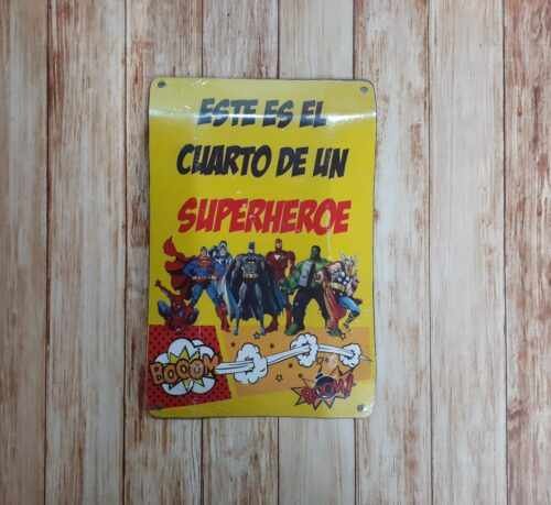ESTE ES EL CUARTO DEL SUPERHEROE (fondo amarillo)