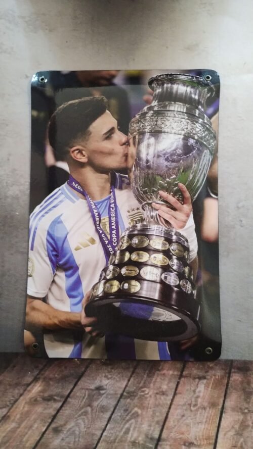 JULIAN ALVAREZ BESANDO LA COPA